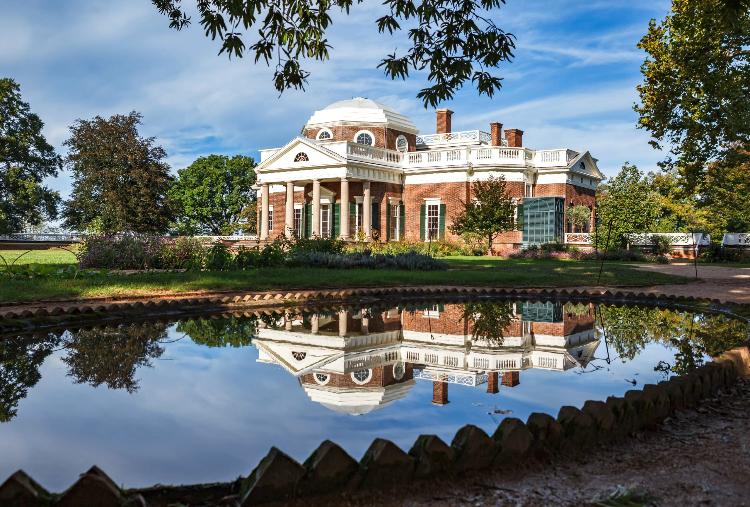 Become a Fall Break Hotspot: Monticello, a historic site in the Southeast, surrounded by autumn foliage, attracting October travelers with its blend of history and natural beauty.